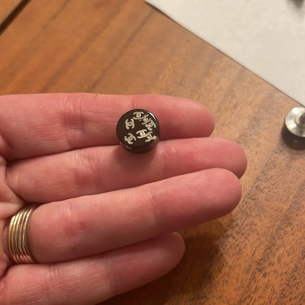 Super cute black and silver Chanel stud earrings - Picture 3 of 3